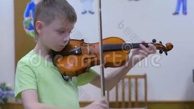 在学校的音乐课上，小学生正在拉小提琴。