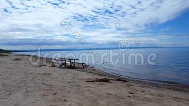 沿着美丽的沙滩海滨野餐桌。 夏日阳光假期海滨海滩目的地与美丽的天空
