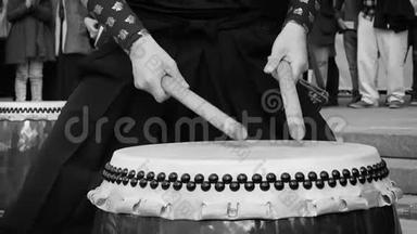 音乐家鼓手在户外打太子鼓。 亚洲、韩国、日本、中国的文化民间音乐。 穿黑色衣服