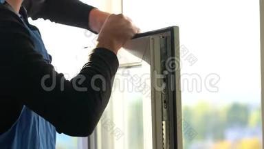 专业师傅更换pv c窗上的橡胶垫片和密封件.. 准备过冬，暖房.. 窗户重新安装