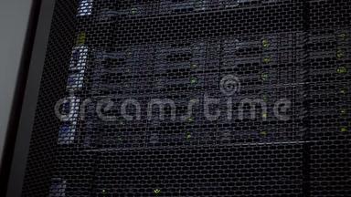云计算数据中心内部的大型服务器机房.. 服务器堆栈的LED与硬盘闪烁。 SATA。