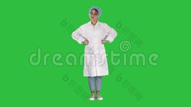 女医生，双手叉腰，站立，放松和微笑，非常积极和愉快的绿色屏幕，Chroma键