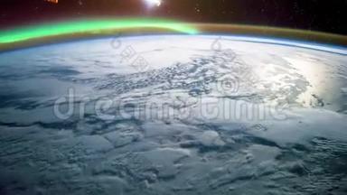 从空间站起飞的飞越地球表面`飞行。 这段视频的内容由nasa提供。 这个视频