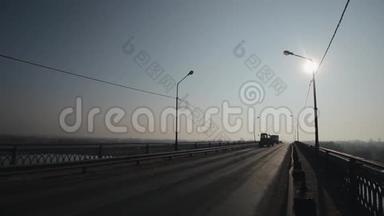 汽车经过桥. 早晨和雾。 <strong>大卡车</strong>在路上行驶。 汽车剪影