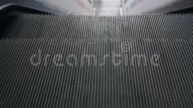 自动扶梯正在下降。 机场的自动扶梯