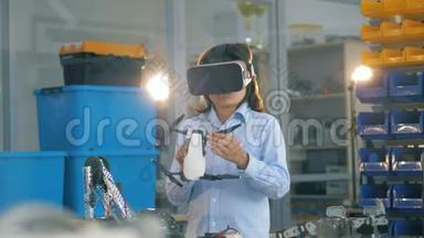 在实验室房间里的孩子戴着<strong>VR</strong>护目镜时拿着一个白色<strong>玩</strong>具。