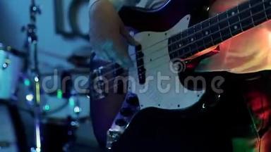 音乐视频朋克，重金属或摇滚团体。 在<strong>蓝调</strong>节目中，男手演奏低音吉他的特写镜头