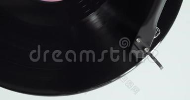 <strong>黑胶唱片</strong>在转盘上旋转，手臂和针，特写俯视图。