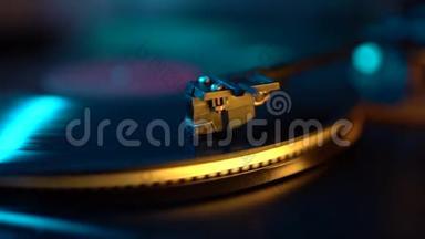 电影院环乙烯基唱片播放器转盘与它`的手写笔运行沿音乐板。 霓虹灯。 复古风格