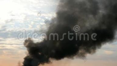 天空中的黑烟柱。 这是火灾，燃烧农业碎片，工厂管道或爆炸。