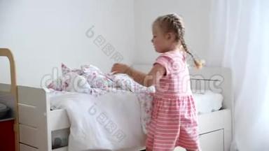 一个3岁的女孩在<strong>儿童房</strong>间里铺床