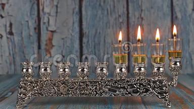 在犹太节日光明节的第<strong>三天</strong>点燃蜡烛。 蜡烛在燃烧着曼诺拉的光芒