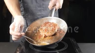 不健康的食品观念.. 用勺子把厨师手上的油倒在肉上。 慢动作。 <strong>高清高清</strong>