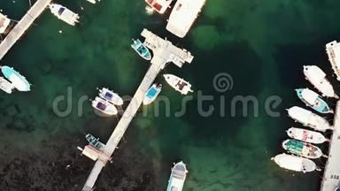 码头附近漂浮着渔人船和游艇，鸟瞰海湾。 城市港湾的无人机射击