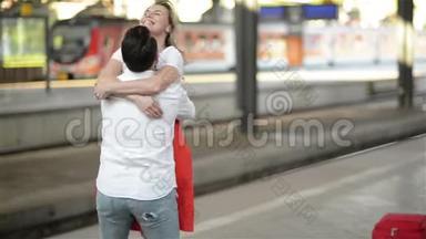 年轻夫妇在火车站再次相遇。 女孩跑去见她的男朋友。