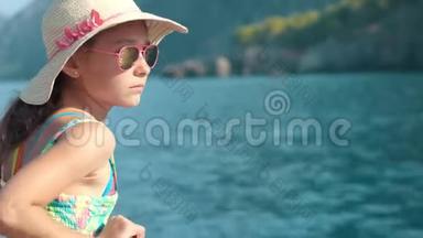 女孩在暑假在游艇上放松。 从帆船上看海平线的孩子