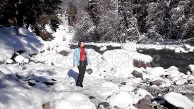 五彩缤纷的<strong>冬季</strong>景观，一个女孩沿着一个山湖散步。 晶莹剔透的田园<strong>冬季美景</strong>