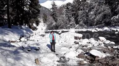 五彩缤纷的冬季景观，一个女孩沿着一个山湖散步。 晶莹剔透的田园冬季美景