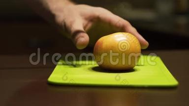 把一个苹果切成两半，切成两半，€切成一，在一块浅绿色的木板上。