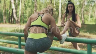 两个美丽的女人在公园里打盹。 户外<strong>减肥健身</strong>模型
