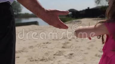 祖父牵着一个孙女的手。 他们在海滩上散步。 4K慢慢