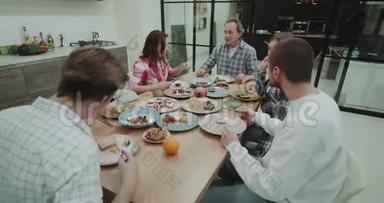 一家人一起吃晚饭，他们开心地享用着五颜六色的盘子里美味的食物，美味的厨房