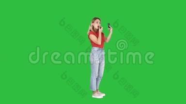 女人用<strong>口红</strong>，在<strong>绿色</strong>屏幕上看她的手机，Chroma键。