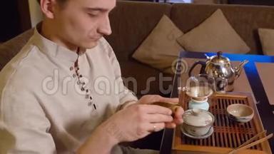 茶师在日本制茶前嗅茶海的茶叶
