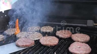 烧烤芝士汉堡，烤火鸡肉，猪肉，牛肉，羊肉，小牛肉和鸡肉片，供派对街头美食