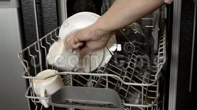 女人`手从洗碗机里拿出干净的盘子，展示干净的餐具。 家电协助上门保洁..