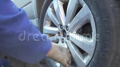 机械手安装车轮和紧固车轮螺母在一个汽车服务的蒸汽