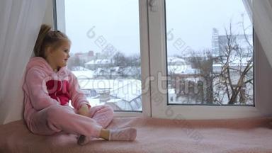 女孩坐着伤心地看着窗外
