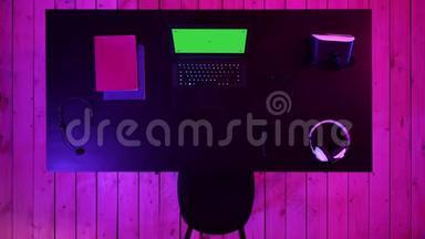 游戏玩家工作空间概念与游戏玩家`笔记本电脑屏幕看到。 绿色屏幕模拟显示。