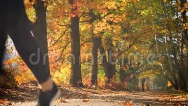 年轻的高加索苗条女孩准备在秋天的背景下跑在<strong>起跑线</strong>上。