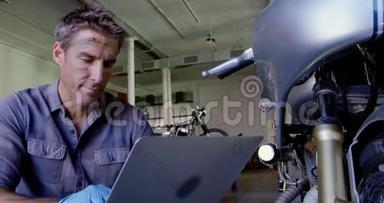 使用笔记本电脑的男机修工