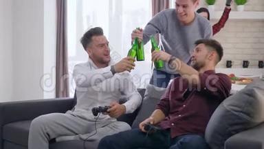 快乐的朋友一起在沙发上品尝啤酒瓶和玩电子游戏。