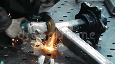 机械手使用金属磨床抛光金属表面。 明亮的闪光