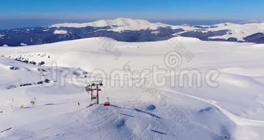 在明亮的冬天，<strong>滑雪</strong>椅可以升降。 人们正在山上<strong>滑雪</strong>。 <strong>滑雪</strong>和<strong>滑雪</strong>板度假村。 Sinaia，Valea Soa