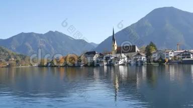 巴伐利亚阿尔卑斯山特格恩湖的美丽<strong>景色</strong>。 <strong>湖边</strong>和山边的老教堂