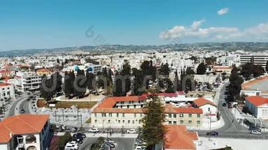 空中拍摄<strong>塞浦路斯</strong>城市帕福斯和山脉背景与红色黄色屋顶。 <strong>塞浦路斯</strong>市中心无人机景观