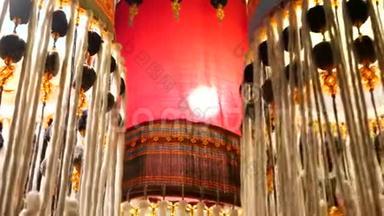 观赏东方灯笼照明室。 美丽的传统东方灯，由装饰织物制成，闪闪发光