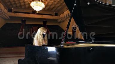 一个穿着黑色连衣裙，脸上戴着面具的女孩弹钢琴。 不寻常的音乐表演