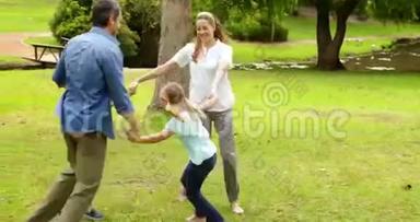 快乐的一家人一起在公园里玩响一个罗西