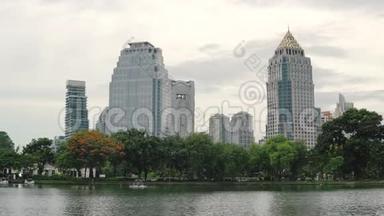 从兰普蒂尼公园俯瞰<strong>高楼大厦</strong>。 曼谷市中心著名公园的大型湖泊
