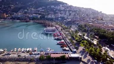 度假山镇有海船的港口俯视图。 剪辑。 美丽的海港，有游艇和船只的背景