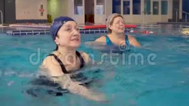 在游泳池里做水上有氧运动的高级妇女小组