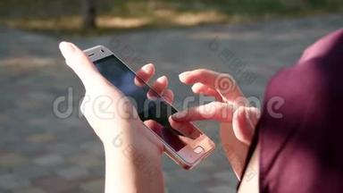 手里拿着一部使用<strong>社交网络</strong>的智能手机的<strong>女孩</strong>。 手指女人触摸触摸屏