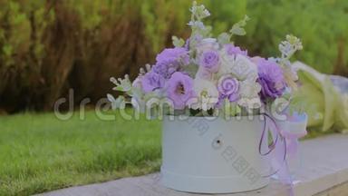 婚礼上美丽的花束，白色和紫色玫瑰的花束