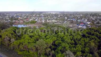 以工业植物为背景的森林村落俯视图。 剪辑。 有绿色树木的工业村