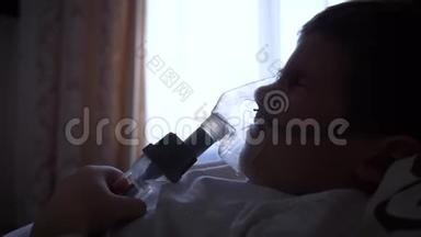 雾化程序，带面罩的疼痛<strong>儿童</strong>通过吸入器呼吸，并有<strong>预防</strong>哮喘的药物